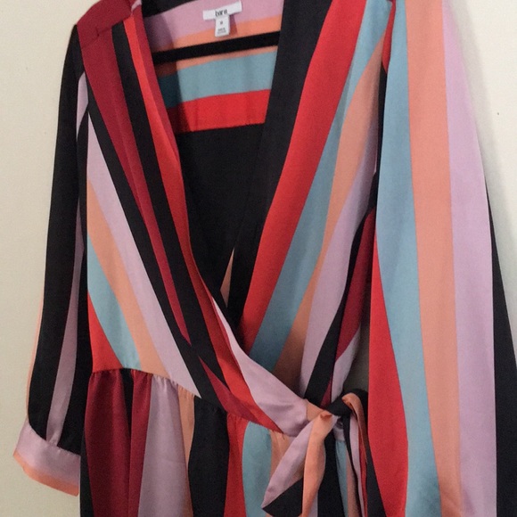 Nice striped dress with reddish tones. - Picture 4 of 8